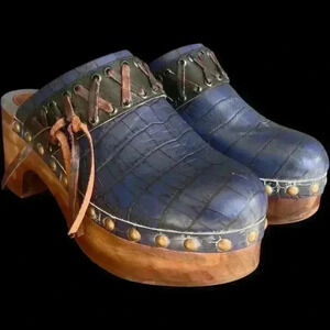 Freebird by Steven Woodstock Women's Sz 9 navy leather nail embellishments